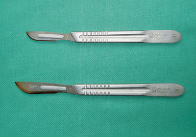 Figur 4  Moderne skalpellblad, nr. 20 (&oslash;verst) og nr. 22