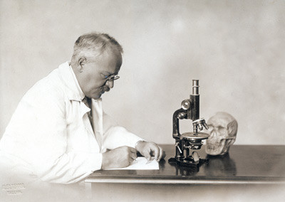 Figur 2  Ludvig Puusepp (1875&thinsp;&ndash;&thinsp;1942): Bekhterevs elev og en av de f&oslash;rste nevrokirurger i verden. Originalfoto finnes i&hellip;