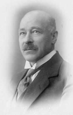 Figur 3  Sveder Bang (1868&thinsp;&ndash;&thinsp;1931) var en politisk aktiv og samfunnsengasjert lege med stor interesse for sanitetsarbeid&hellip;