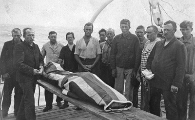 Livet til sj&oslash;s var strevsomt og farlig, og iblant gikk det galt. Begravelse om bord p&aring; barken &laquo;St&oslash;veren&raquo;. Fotografiet er fra&hellip;