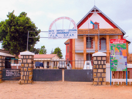 Fra inngangspartiet til Andranomadio-sykehuset p&aring; Madagaskar. Begge foto Knut A. Skarpaas