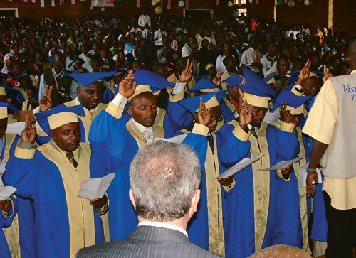 Utdanningen av leger i Afrika kan f&oslash;re til at jordm&oslash;drenes rolle i f&oslash;dselshjelpen svekkes. Fra avslutningsseremonien for&hellip;