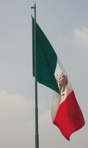 Mexico har vedtatt at over 50 millioner innbyggere skal f&aring; helseforsikring innen 2010. Begge foto Sabina Fattah