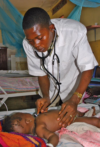 Emanuel, en av de dyktige legeassistentene, g&aring;r visitt. Foto Ellen Judith Kj&oslash;lstad