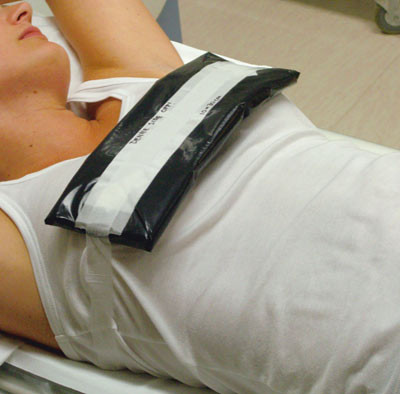 Figur 4  Illustrasjonsfoto. Plassering av vismutskjold under h&oslash;yoppl&oslash;snings-CT av jente