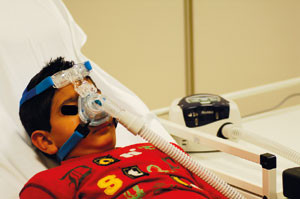 Figur 2  Sju &aring;r gammel gutt som f&aring;r kontinuerlig overtrykksbehandling (continuos positive airway pressure, CPAP) grunnet&hellip;