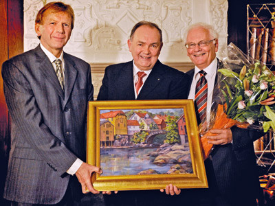 Fra venstre fagdirekt&oslash;r i Helse Vest, Odd S&oslash;reide, prisvinner Roland Jonsson og styreleder i Helse Vest, Oddvard Nilsen&hellip;