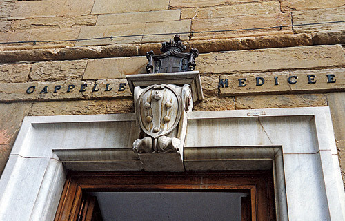 Figur 2  V&aring;penskjoldet til Medici-familien, fra Medici-kapellet i Firenze. De runde ballene er sannsynligvis piller som&hellip;