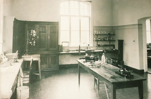 Histologisk avdeling. Her arbeidet assistentene i sitt f&oslash;rste &aring;r. Ved bordet satt, som det heter i Haalands egne brev, &laquo;en&hellip;