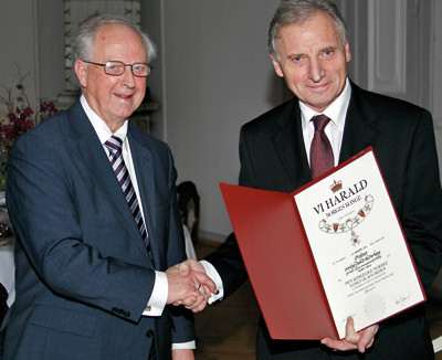 Jan Erik Varhaug (t.h) og fylkesmann i Hordaland Svein Alsaker. Foto J&oslash;rgen Barth, Universitetet i Bergen
