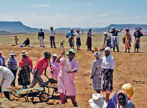 Arbeid p&aring; marken. Jordbruk drives opp til 2 700 m o.h.