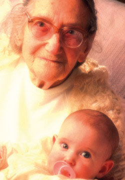 Det er store sjanser for at dette barnet blir like gammelt som sin 100-&aring;rige oldemor. Illustrasjonsfoto Science Photo&hellip;