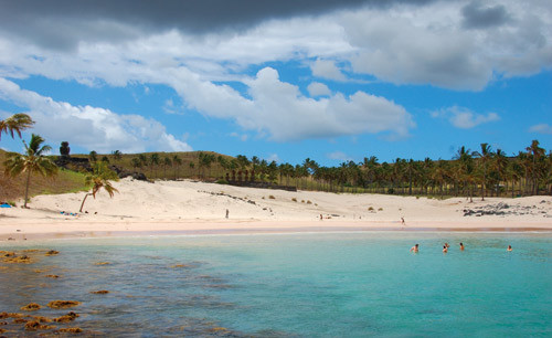 Figur 3  Anakena, den eneste store sandstranden og naturlige havn p&aring; P&aring;ske&oslash;ya, som ligger p&aring; nordsiden av &oslash;ya, der den&hellip;