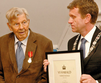 Anders Chr. Gogstad (t.v) fikk overrakt Kongens fortjenstmedalje av ordf&oslash;rer i Krager&oslash;, K&aring;re Preben Hegland. Foto Per&hellip;