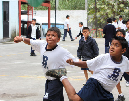 Elevene har gymnastikk p&aring; timeplanen og bruker skoleg&aring;rden aktivt i friminuttene