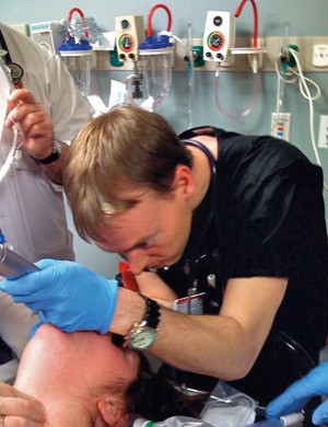 Akutt endotrakeal intubering av en kvinne i akuttmottaket. Foto Hanne Nissen