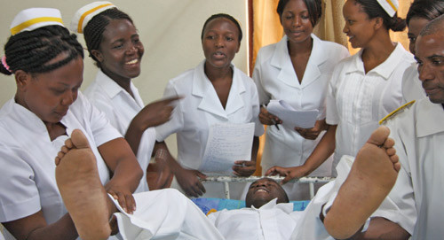 Ivrige f&oslash;rste&aring;rsstudenter ved St. Joseph Nursing College i sving p&aring; ferdighetssenteret. Her trener de p&aring; posisjonering av&hellip;