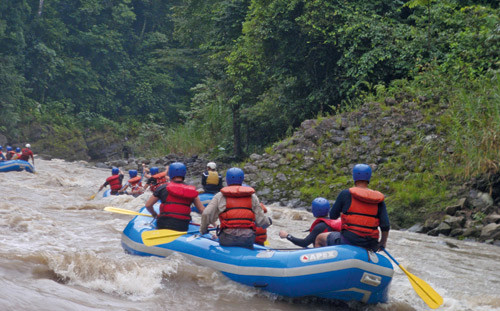 Vi raftet inn og ut fra basecamp gjennom den tykke jungelen