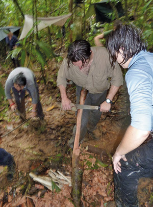 Det er ikke lett &aring; tenne b&aring;l med v&aring;t ved