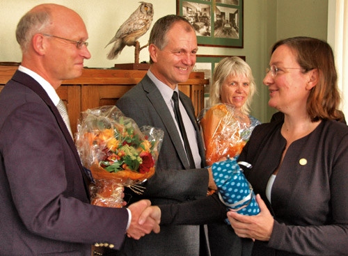 Professor Stein Emil Vollset (t.v) og professor Rolv Terje Lie mottok Falch-prisen fra dekan Nina Langeland. Foto Kim E&hellip;