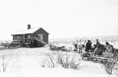 Det statseide firmaet Nord-Norsk hotelldrift hadde oppf&oslash;rt ubetjente &laquo;&oslash;destuer&raquo; rundt omkring, som denne p&aring; &Aacute;hkkanas, ca. 50&hellip;