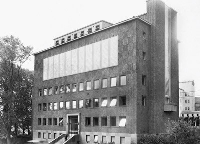 Kaptein Wilhelm Wilhelmsen og Frues bakteriologiske institutt ble reist p&aring; Rikshospitalet i 1940. Instituttets medarbeidere&hellip;
