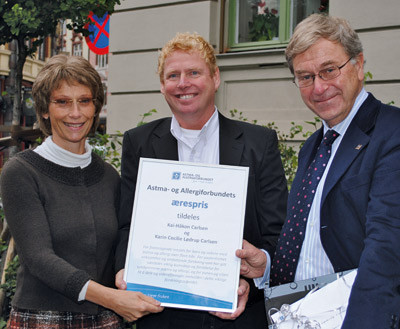 Karin Cecilie L&oslash;drup Carlsen (t.v) og Kai-H&aring;kon Carlsen (t.h.) mottok Astma- og Allergiforbundets &aelig;respris under forbundets&hellip;