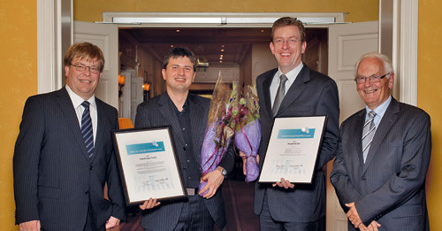 Fra venstre fagdirekt&oslash;r i Helse Vest, Baard-Christian Schem, prisvinner Charalampos Tzoulis, prisvinner Harald Aurlien og&hellip;