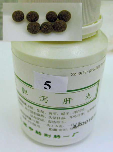 Figur 2  Pilleglasset og pillene som inneholdt aristolochiasyre