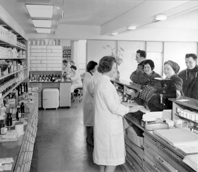 Fra Stabekk apotek (1965). Foto Apotekforeningens arkiv, Norsk Farmasihistorisk Museum &ndash; Norsk Folkemuseum