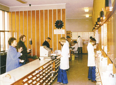 Fra Molde apotek (1980). Foto Apotekforeningens arkiv, Norsk Farmasihistorisk Museum &ndash; Norsk Folkemuseum