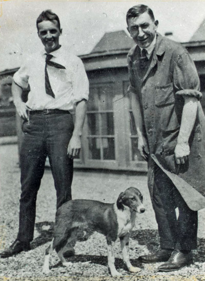 Charles Best (1899&thinsp;&ndash;&thinsp;1978) til venstre og Frederick Banting (1891&thinsp;&ndash;&thinsp;1941) i Toronto 1921. Gjengitt med tillatelse (3)