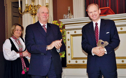 Kong Harald delte ut Hjerteprisen til Geir Christensen. Foto Erik Norrud