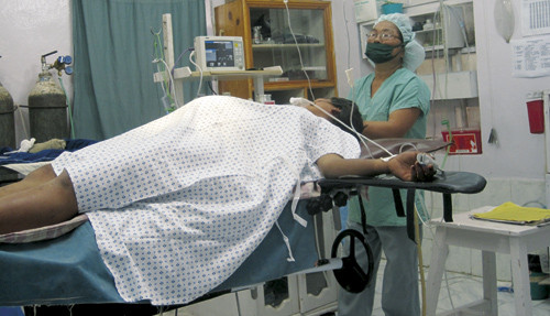 Figur 1  Det gj&oslash;res klar for keisersnitt. Etter fire dager i f&oslash;dsel er det fare for uterusruptur. Pasienten har gitt&hellip;