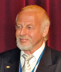 Laszlo Pajor, president i Hungarian Urological Society overrekker &aelig;resdiplomet til Truls Erik Bjerklund Johansen. Foto&hellip;