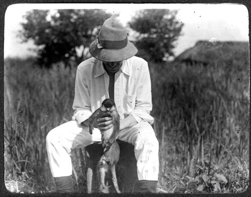 Legen John Lancelot Todd (1876&thinsp;&ndash;&thinsp;1949) med en ape som ble brukt i eksperimenter p&aring; en ekspedisjon i Kongo 1903&thinsp;&ndash;&thinsp;05. Foto&hellip;