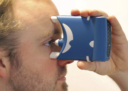 Figur 1  Tonometer for egenm&aring;ling i bruk. Foto Geir Qvale