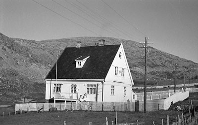 Figur 1  Kj&oslash;llefjord sykestue, 1936. Foto Knut Schr&oslash;der. Gjengitt med tillatelse fra Lebesby kommune