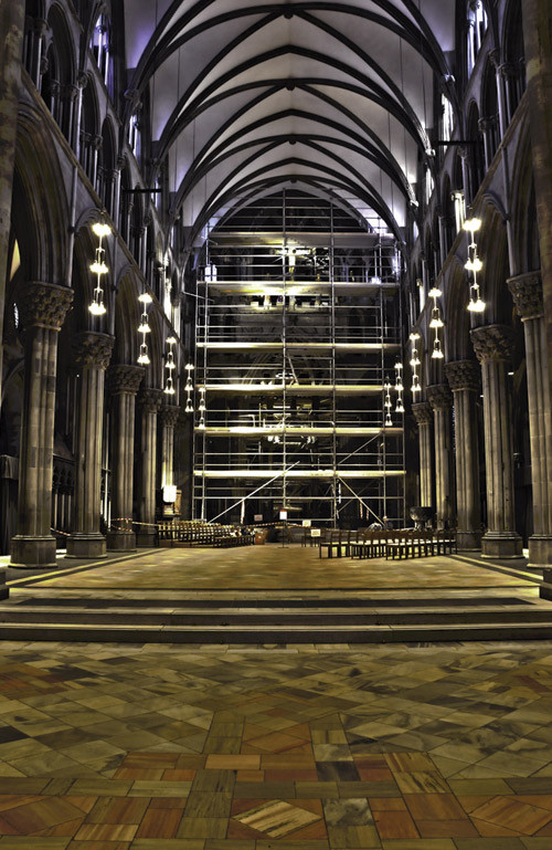 Nidarosdomen, koret og oktogonen (2011). H&oslash;yalteret er erstattet med et 20 meter h&oslash;yt stillas. Foto Nidaros domkirkes&hellip;