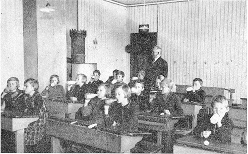 L&aelig;reren kontrollerer barnenes skolemat.