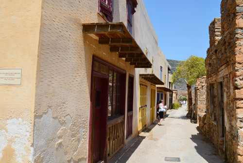 Hjertet i Spinalonga-samfunnet var den om lag 200 meter lange hovedgaten. Der ble det spilt klassisk musikk i h&oslash;yttalere ut&hellip;