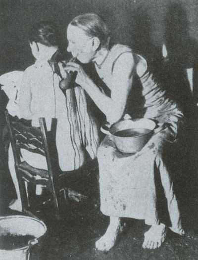 Figur 4  Koppsetting kunne foreg&aring; p&aring; mange ulike m&aring;ter. Her suges blodet ut gjennom et bukkehorn. Foto J. Tegengren, ca. 1910