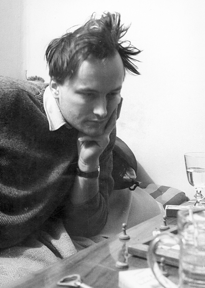 Andr&eacute; Bjerke ved sjakkbrettet, 1946. Foto privat