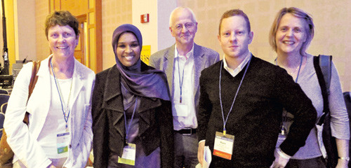 Fem fra forskergruppen: fra venstre overlege Guro Andersen, lege i spesialisering Areej Elkamil, professor Torstein Vik,&hellip;