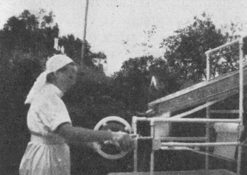 Fig. 1.  Opprulling av gipsbind. Billedet viser hvorledes gipsen drysses fra sollet ned over gasen. Gasen kommer fra en&hellip;