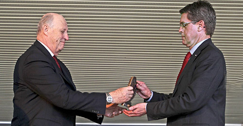 Kongen overrekker Sverre Erik Kjeldsen Nasjonalforeningen for folkehelsens Hjertepris. Foto Paal Audestad