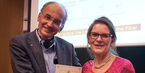 LVS&rsquo; leder Kirsti Ytrehus overrekker Orkid&eacute;prisen til Amund Gulsvik. Foto Rune Jakobsen, LVS-nytt