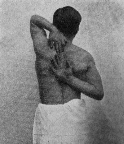 Udgangstilling: Armene f&oslash;res &ndash; som vist &ndash; henholdsvis over og under skuldrene.