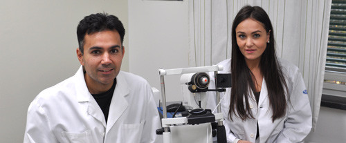 Sisteforfatter Neil Lagali og f&oslash;rsteforfatter Marlen Parissi med et in vivo-konfokalmikroskop. Foto: Monica Johnsson,&hellip;