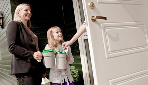 B&aring;de voksne og de litt yngre bidro som b&oslash;sseb&aelig;rere under &aring;rets tv-aksjon. Foto: Stian Lysberg Solum/Scanpix